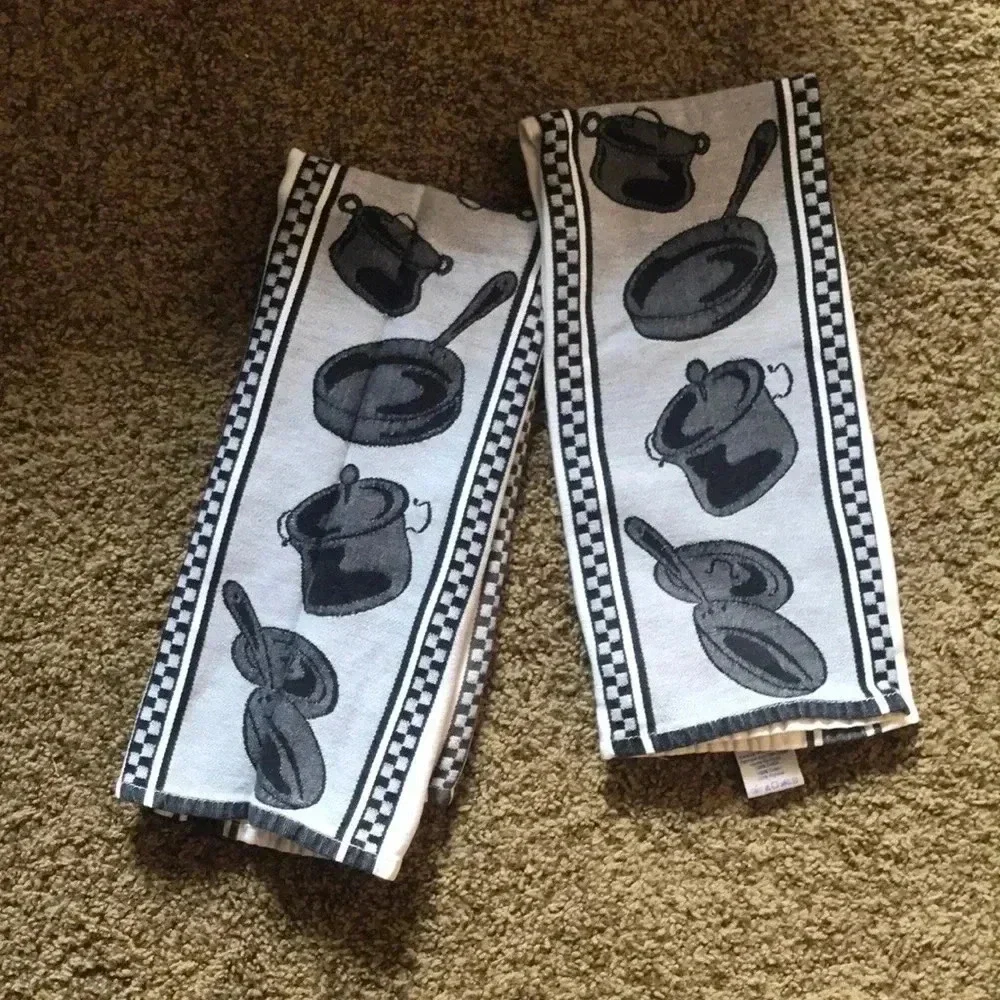Set of black/white 2 hand towels/‎ 2 placemats